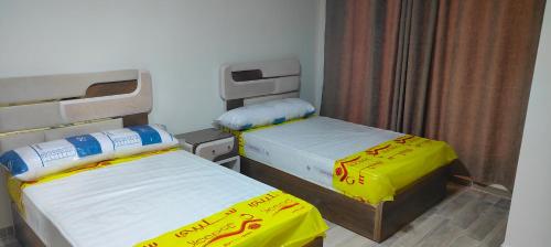 a room with two beds in a room at كومباوند وصال الشروق in Madīnat ash Shurūq