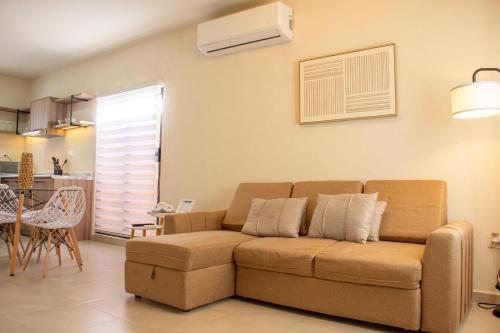 a living room with a couch and a dining room at Casa Victoria Totalmente Nueva in Hermosillo