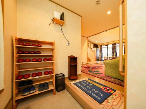 een kamer met een plank waarop rode appels staan bij Runesu Karuizawa - Vacation STAY 78421v in Tsumagoi