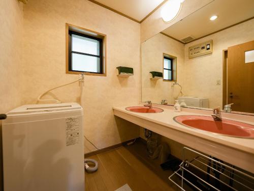 een badkamer met twee wastafels en een grote spiegel bij Runesu Karuizawa - Vacation STAY 78421v in Tsumagoi