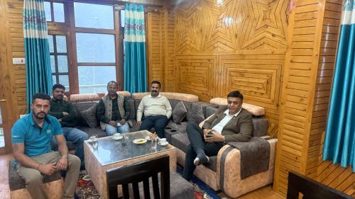 Et opholdsområde på CedarNest by Yoshika - Forest Boutique Retreat With Bonfire