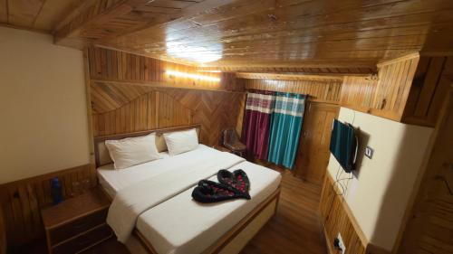 En eller flere senge i et værelse på CedarNest by Yoshika - Forest Boutique Retreat With Bonfire