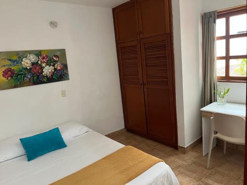 une chambre avec un lit et un tableau au mur dans l'établissement Casa El Pinar, à Jardín