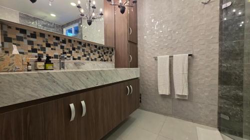 ein Badezimmer mit Waschbecken und Dusche in der Unterkunft Hotel Casa La Tablada Aeropuerto in Cartagena de Indias