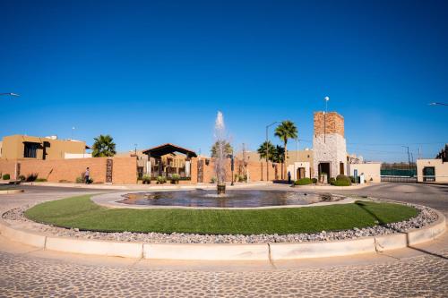 a fountain in the middle of a street in front of a building at Casa Victoria Totalmente Nueva in Hermosillo