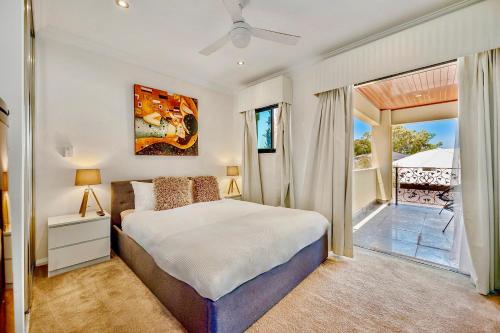 En eller flere senge i et værelse på Luxury Villa W Pool & Spa 5 BEDROOMS