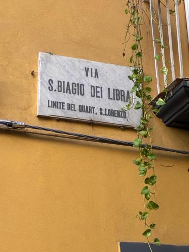 Ein Zertifikat, Auszeichnung, Logo oder anderes Dokument, das in der Unterkunft Domus Gazzara -Napoli Centro Storico ausgestellt ist