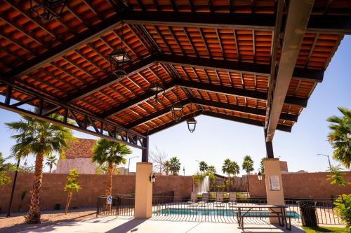 a pavilion with a pool and palm trees at Casa Bárbara Totalmente Nueva in Hermosillo