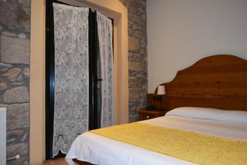 ein Schlafzimmer mit einem Bett und einem Fenster mit Avertisation in der Unterkunft Apartments Historic in Girona