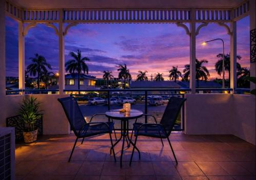 En balkon eller terrasse på Prime Position for City and Stadium Access