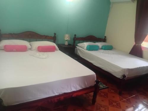 2 aparte bedden in een kamer bij Shantee Residence in Trou dʼ Eau Douce