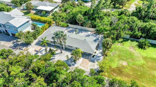 eine Luftaufnahme eines Hauses mit Garten in der Unterkunft Starfish Shore - 578 in Longboat Key