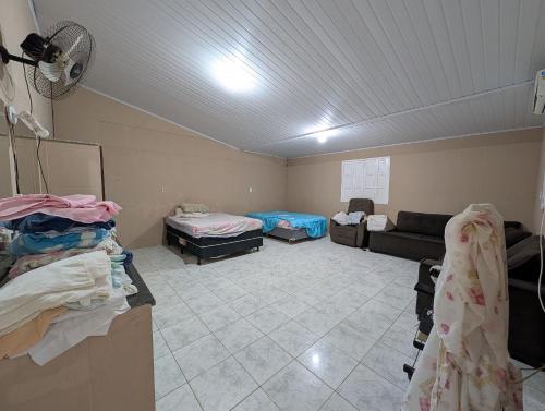 Camera con soggiorno e divano. di Casa Temporada Refúgio das Ondas a Guriri