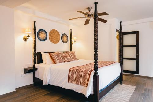 een slaapkamer met een bed en een plafondventilator bij Hotel Boutique Patio Corao in Cartagena
