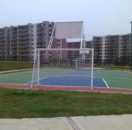 een net op een tennisbaan in een stad bij Caranday, Las Palmas in Ricaurte