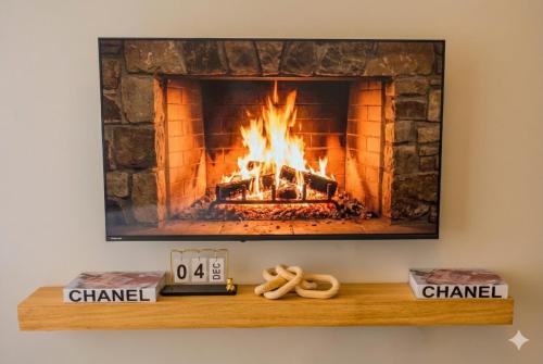 ein Kamin mit einem brennenden Feuer darin auf einem Regal in der Unterkunft Navira Studio with Pool in Nairobi