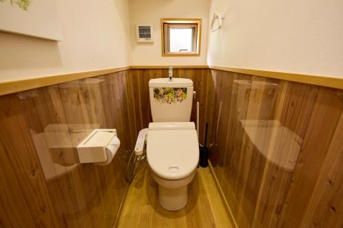 een badkamer met een wit toilet en een raam bij BLUEBAY TERRACE okutama in Okutama