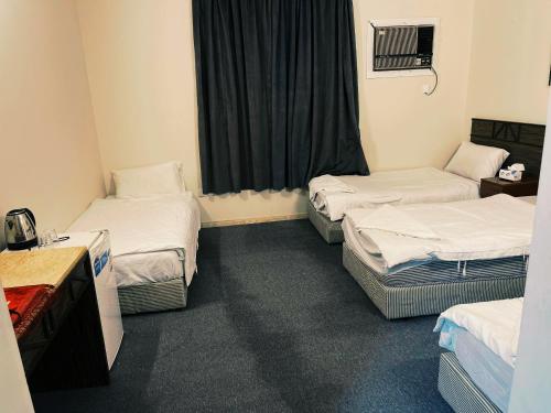 Postel nebo postele na pokoji v ubytování منازل الزائرين3