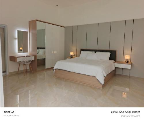 Een bed of bedden in een kamer bij Casa Dwi Harmoni Sanur