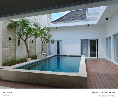 een zwembad in het midden van een huis bij Casa Dwi Harmoni Sanur in Pesanggaran