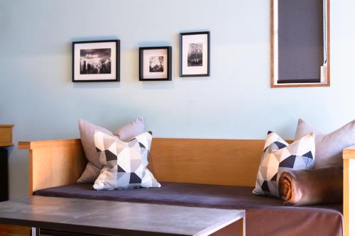 een woonkamer met een bank en een tafel bij Hotel Vintage Tokyo Tsukiji in Tokyo