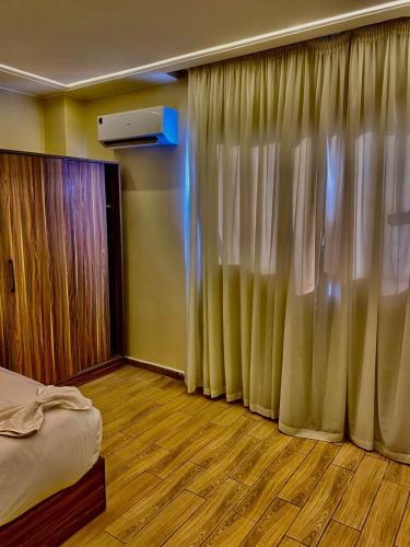 Postel nebo postele na pokoji v ubytování Pyramids fort & Free Pick-up