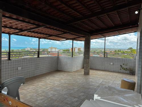 ein großes Bad mit Meerblick in der Unterkunft Apartamento Duplex em Jacumã in Conde