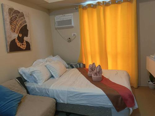 En eller flere senge i et værelse på 718 Avida towers Atria Tower 3 Pool View