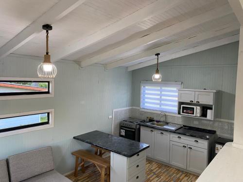 Kuchyň nebo kuchyňský kout v ubytování Cabaña playa Chauquen, Panguipulli