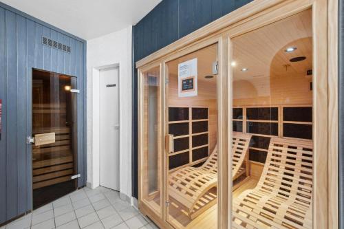 een kamer met een wijnkelder met houten rekken bij Fewo-Seebaer in Friedrichskoog