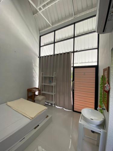 una camera da letto con un letto, un lavandino e un WC di abneina pro homestay a Brassan