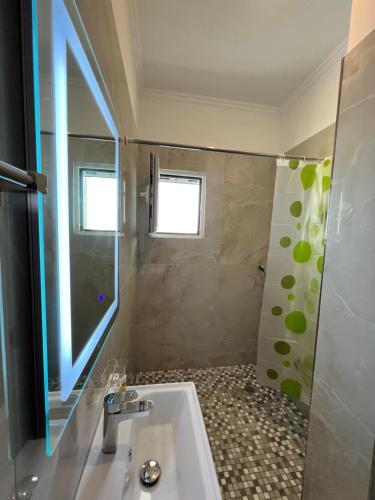 Salle de bains dans l'établissement Oscar’s Apartments Drymades