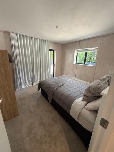 En eller flere senge i et værelse på Wanaka 2 bedroom, walk to town