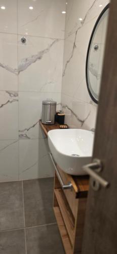 a bathroom with a white sink and a mirror at Kilka Departamento 3 Ambientes con Balcón in Mar de las Pampas