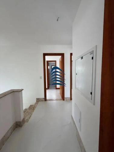 een lege kamer met een deur en een trap bij Casa in Lauro de Freitas