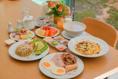 een tafel met daarop borden met eten bij Fourium Pattaya Hotel and Serviced Residence in Pattaya South