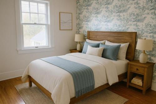 una camera da letto con un letto grande e una finestra di The Saratoga Beachhouse a Saratoga Springs