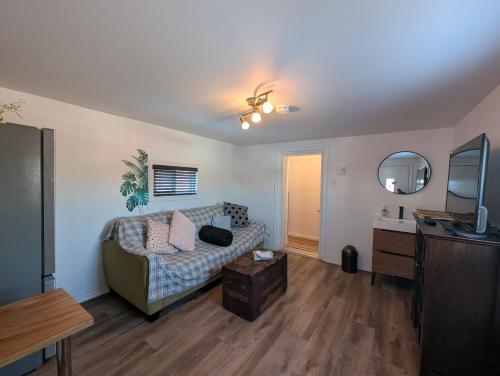 a living room with a couch and a tv at Le Namasté Auberge touristique in Lachute