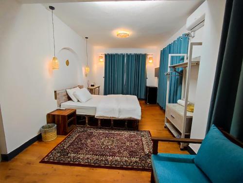 Llit o llits en una habitació de Omana Hotel