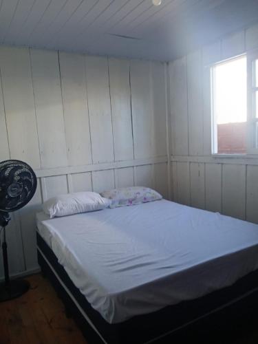 En eller flere senge i et værelse på Casa com piscina 5 muitos da praia do sonho