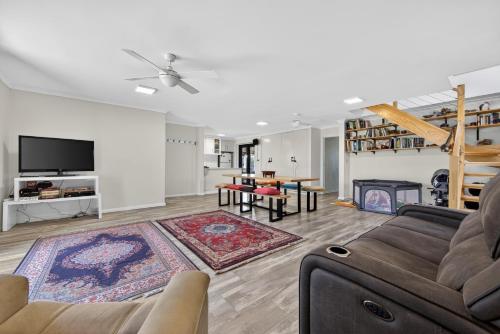 un salon avec un canapé et une cheminée dans l'établissement Coastal 2-Bed Home with Pool & Spa, à Waikiki