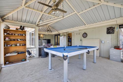 une table de billard dans une pièce avec un plafond dans l'établissement Coastal 2-Bed Home with Pool & Spa, à Waikiki