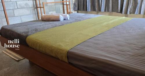 een groot bed in een slaapkamer met bij nelli house in Galle