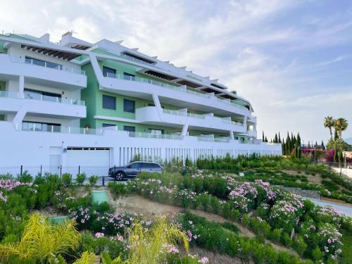 2 Bed Luxury Apartment - Sea views, Parking, Spa, 5 min to Beach next to Calanova Golf