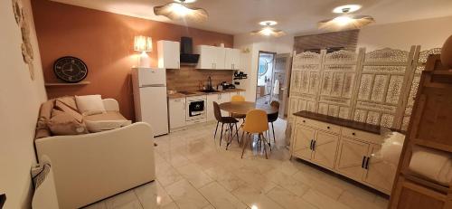 een keuken met een tafel en een eetkamer bij Villa De Alexiano in Alixan