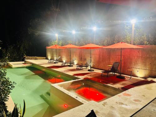 een zwembad met parasols en stoelen en een zwembad bij Encino House Hotel Boutique in Valle de Bravo