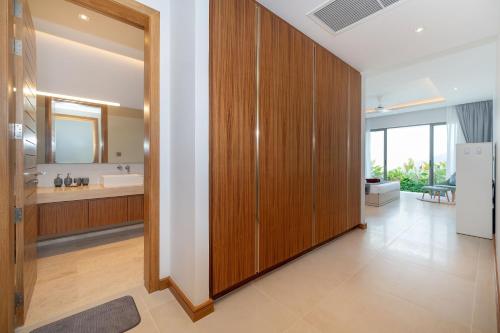 a bathroom with a large wooden partition with a sink at Thai-Balinese Pool Villa Anchan Indigo16 in Ban Phru Champa