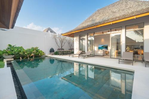 an image of a swimming pool in a villa at Thai-Balinese Pool Villa Anchan Indigo16 in Ban Phru Champa