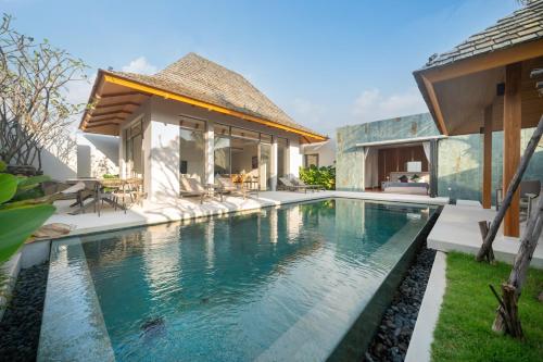 a swimming pool in the backyard of a villa at Thai-Balinese Pool Villa Anchan Indigo16 in Ban Phru Champa