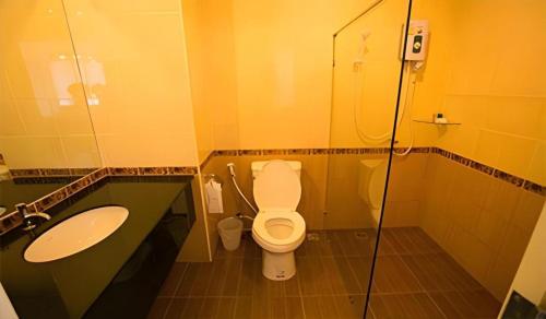 ein Badezimmer mit Toilette, Waschbecken und Dusche in der Unterkunft The Capital Hotel in Roi Et